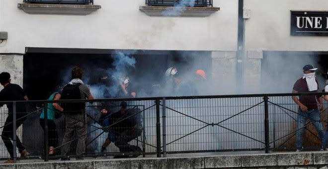 La Policía francesa disuelve una manifestación de la contracumbre del G7 en Bayona. EFE/Javier Etxezarreta