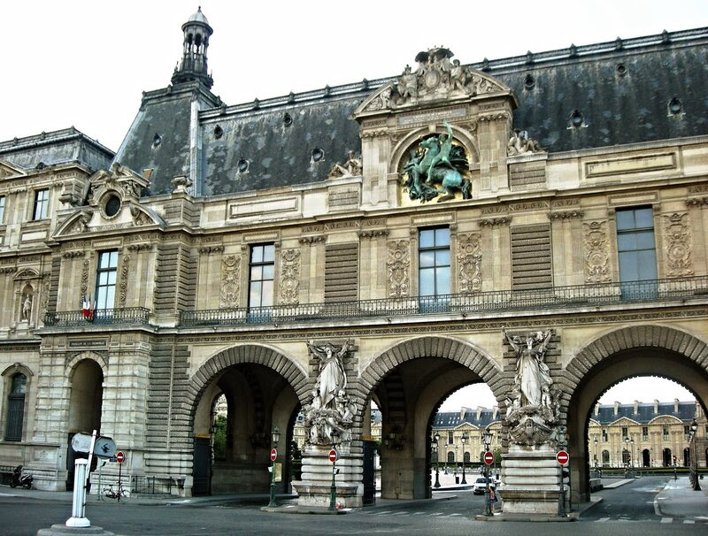 Париж. Вход в Лувр с набережной