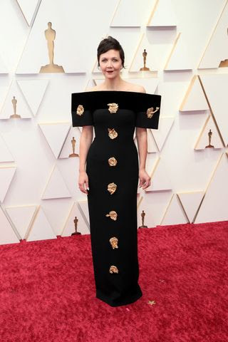 Maggie Gyllenhaal en la alfombra roja de los oscars 2022