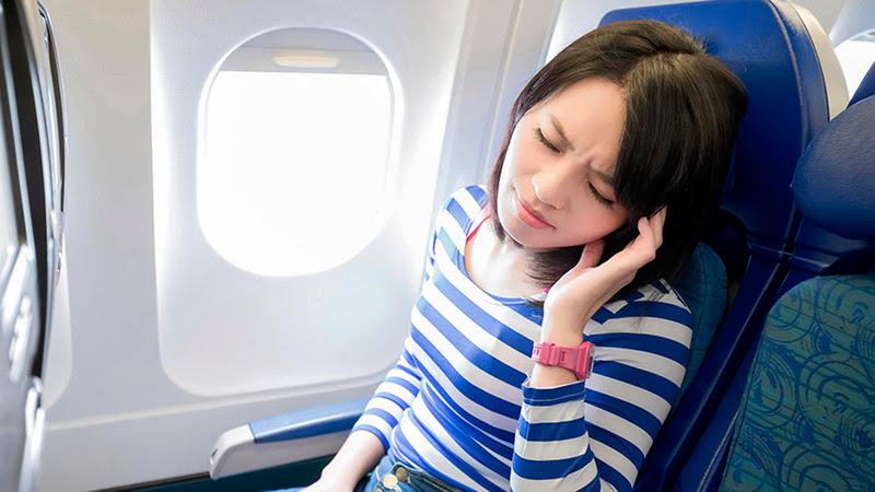 لماذا يحدث ضغط الأذن بالطائرة.. وكيف تتخلص منه؟.. الصحة توضّح وتجيب