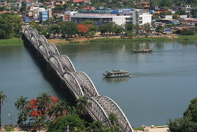 File:Truong Tien Bridge.jpg
