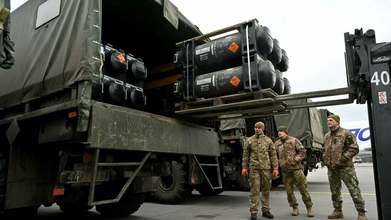Tên lửa chống tăng Javelin do Mỹ viện trợ đến Ukraine được chuyển lên xe tải ở Kiev vào tháng 2. Ảnh: AFP.