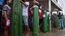 Persone in fila per ricaricare l'ossigeno nelle bombole nello Stato brasiliano di Manaus
