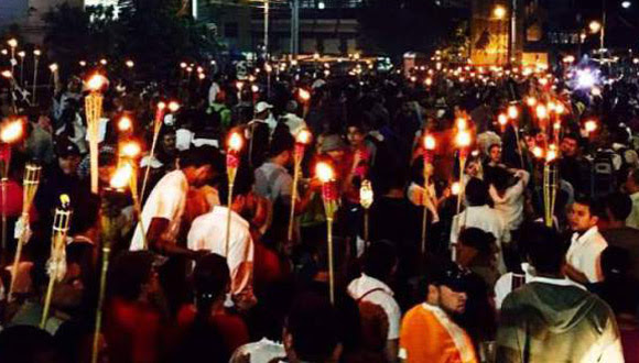 Los manifestantes marcharos con antorchas. Foto: El Heraldo