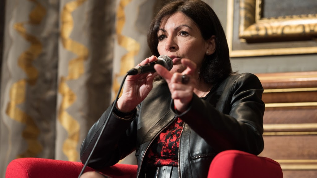 La alcaldesa de París, Anne Hidalgo, elige camperas de cuero y diseños menos tradicionales. Fue tajante sobre el power dressing: “La moda no refuerza el poder” (Shutterstock)