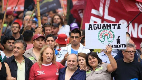 Protestan en la Plaza de Mayo en contra de las medidas de Macri.