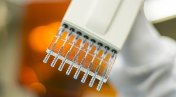 An image of a handheld device that controls 8 pipette tips simultaneously