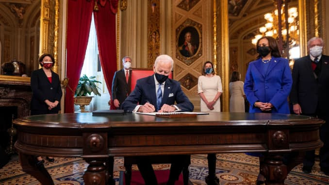 O presidente dos EUA, Joe Biden, assina três documentos, incluindo uma declaração de posse, nomeações de gabinete e nomeações de sub-gabinete, enquanto o vice-presidente dos EUA Kamala Harris assiste na Sala de Presidentes no Capitólio dos EUA após o 59º Inau