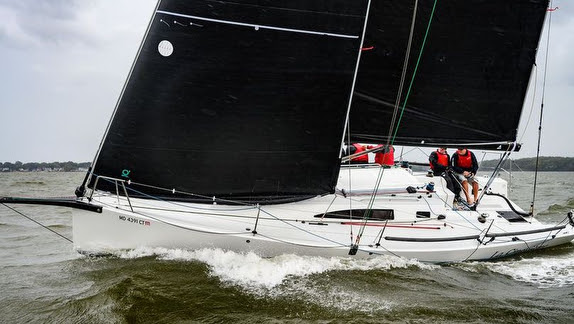 J/99 sailing upwind
