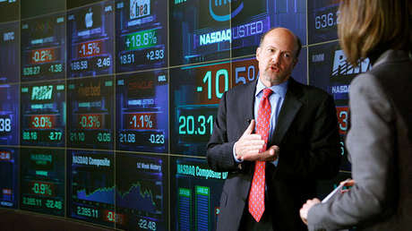 El analista de CNBC Jim Cramer habla con una reportera en NASDAQ Marketsite, Nueva York, el 16 de enero de 2008.