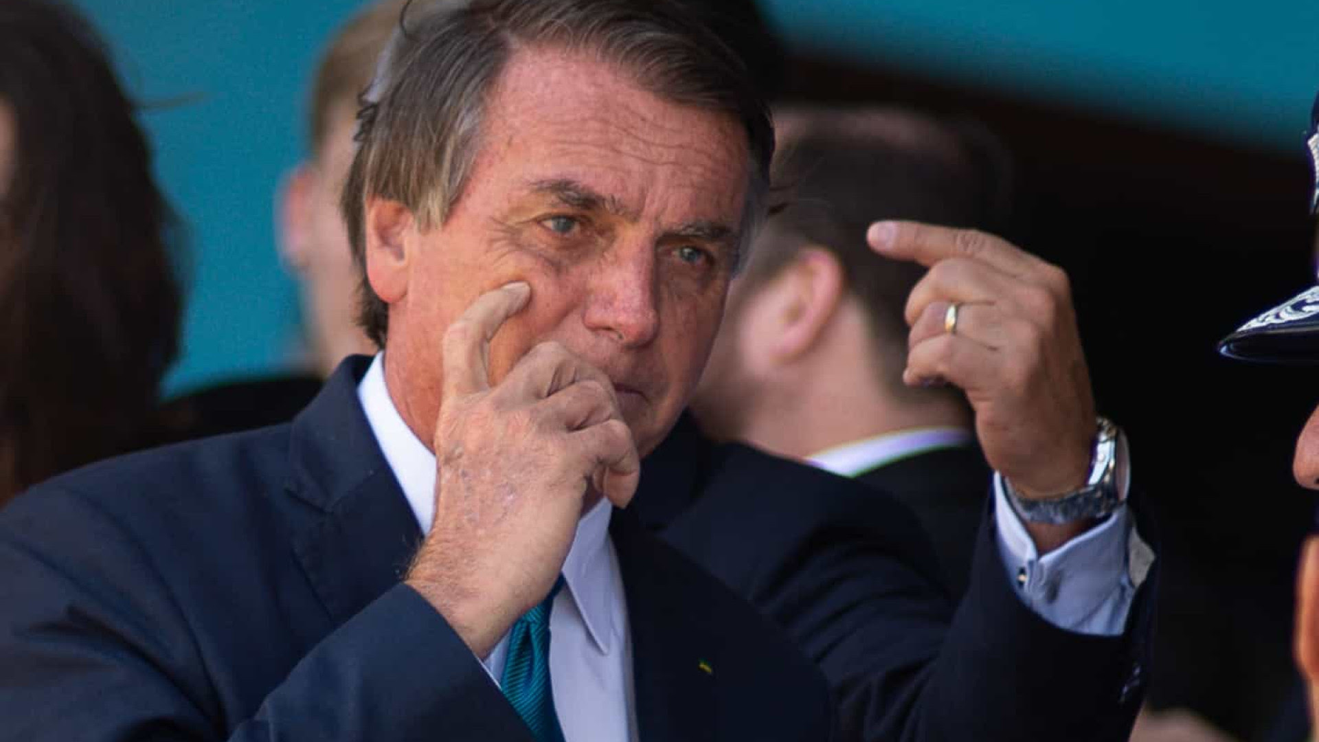 'Foi afastado o presidente da Caixa, tá respondido?', diz Bolsonaro sobre assédio