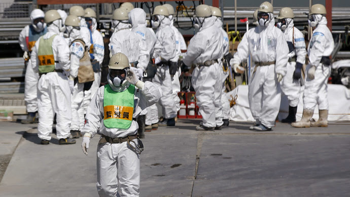 Workers wearing protective suits and masks are seen next to the No.4 reactor at Tokyo Electric Power Company's (TEPCO) tsunami-crippled Fukushima Daiichi nuclear power plant in Fukushima prefecture (Reuters/Issei Kato)
