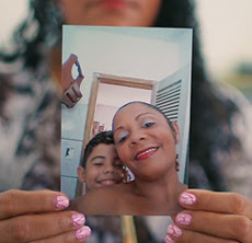 Terezinha segura foto com o filho. Terezinha segura foto com o filho.