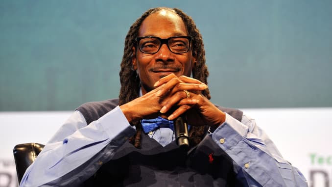O artista de gravação Snoop Dogg fala no palco durante o primeiro dia do TechCrunch Disrupt SF 2015 no Pier 70 em 21 de setembro de 2015 em San Francisco, Califórnia.