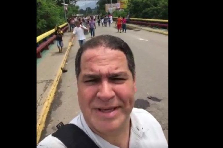 El diputado Luis Florido se grabó en el momento cuando estaba cruzando la frontera por Colombia a pie. 