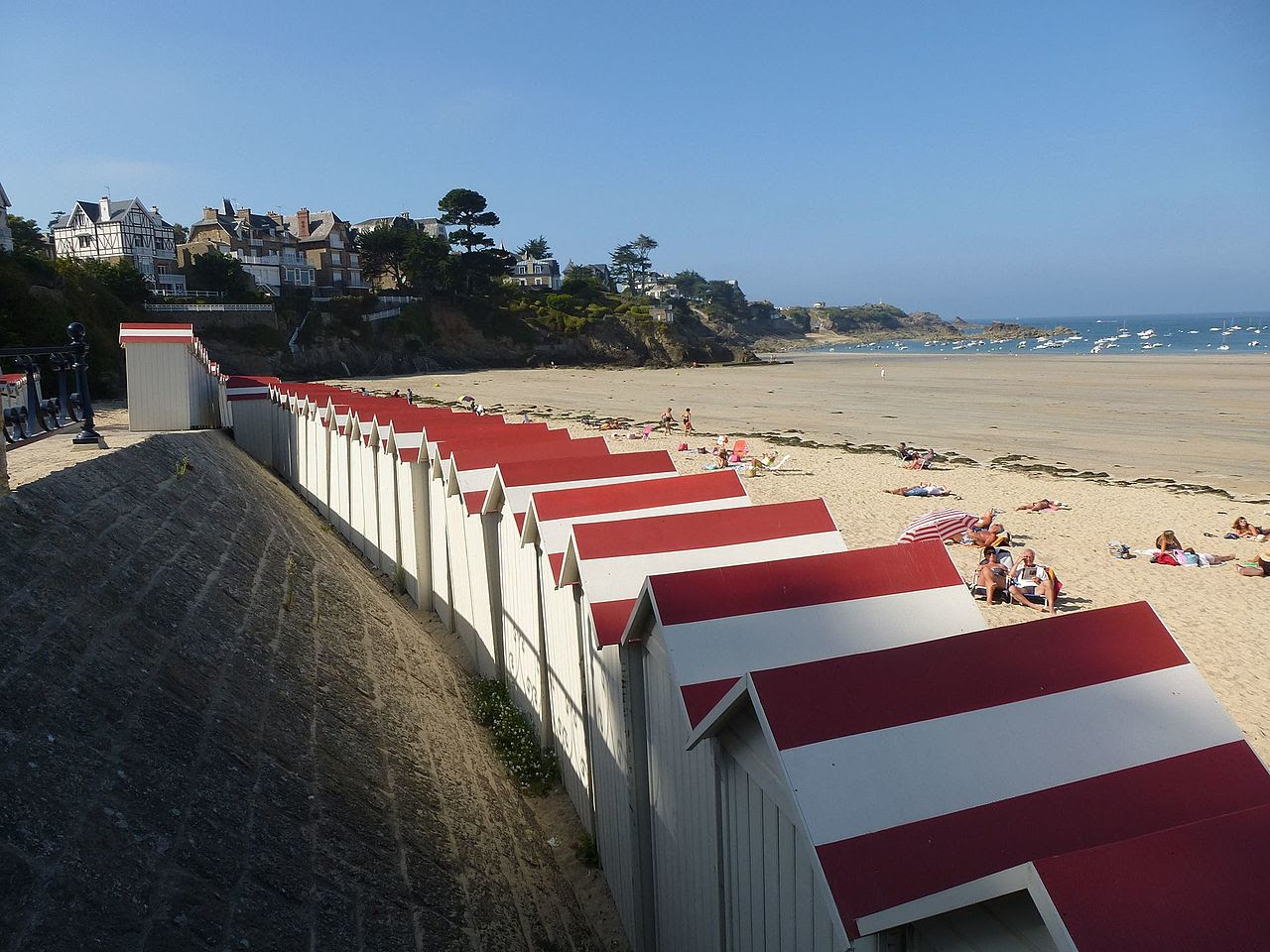 A droite du grand pin, la maison de Nicolas Hulot. Jolie vue ! La_plage_de_saint_lunaire_-_panoramio_(1)