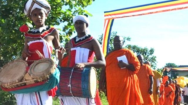 අරන්තලාව සංහාරයේදී ඝාතනය කෙරුණු භික්ෂූන් වහන්සේ අනුස්මරණය කොට පැවති ගුණසමරු උළෙලක සංරක්ෂිත ඡායාරූපයක්