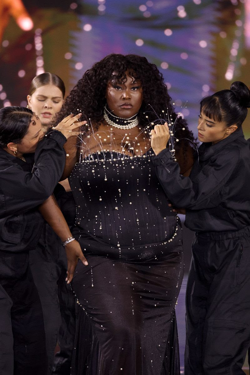 El desfile de L'Oréal Paris que levanta el ritmo feminista