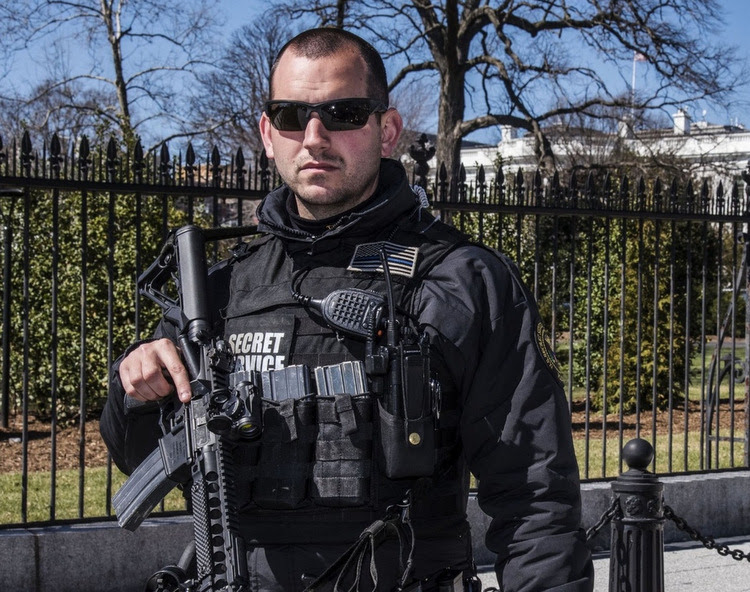 Mật vụ Mỹ trang bị súng SR-16 cảnh giới bên ngoài Nhà Trắng. Ảnh: Firearm Blog.