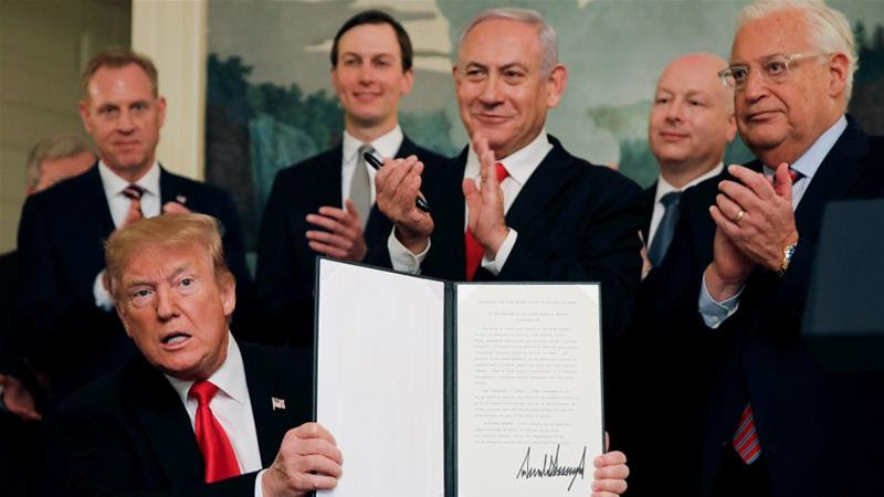 US President Donald Trump holds a proclamation recognising Israel's sovereignty over the Golan Heights as he is applauded by Israel's PM Benjamin Netanyahu on March 25, 2019 [Reuters/Carlos Barria]