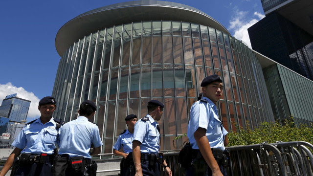 Com 500 agentes, polícia de Hong Kong invade Redação de jornal pró-democracia