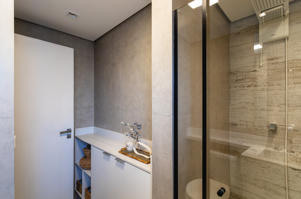 A simplicidade no layout e nos móveis é uma característica importante em banheiros de pegada moderna. No projeto dos arquitetos Renata e Eduardo, a leveza das linhas limpas e design minimalista | Projeto da Etri Arquitetos | Foto: Divulgação