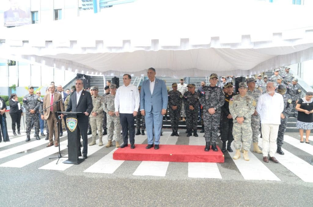 El presidente Luis Abinader dispuso ayer la incorporación de militares a las labores de patrullaje junto a la Policía para frenar la ola de delincuencia que afecta al país.