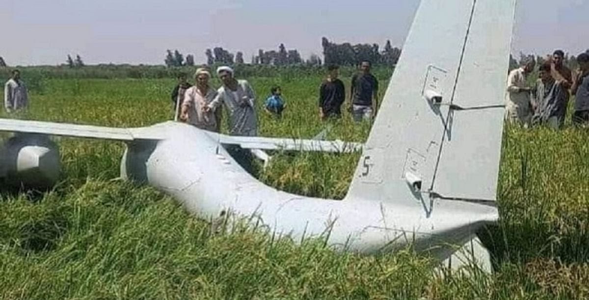 بالفيديو: سقوط طائرة دون طيار في أرض زراعية بمحافظة مصرية
