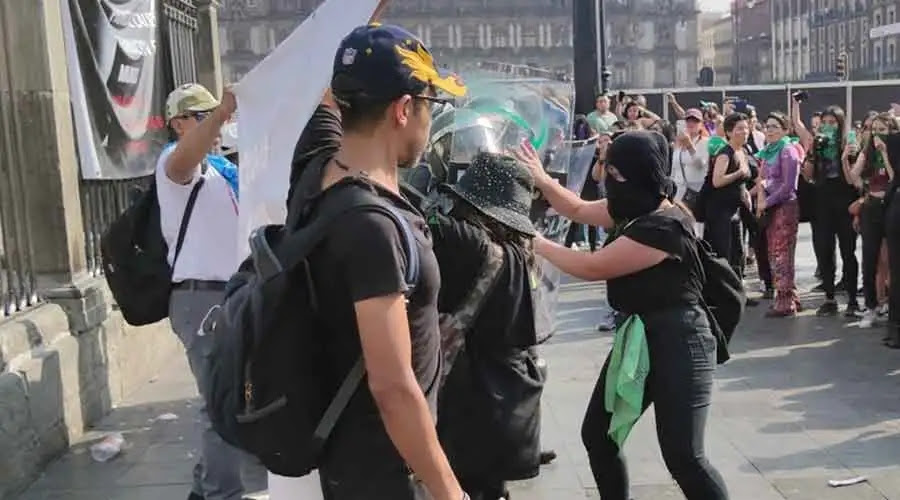 La imagen tiene un atributo ALT vacío; su nombre de archivo es feminista-ataca-providas-marcha-8m-david-ramos-aci-100320.webp