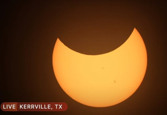 Imagem colorida de um eclipse em 14 de outubro de 2023, observado de Kerville, no Texas, nos EUA - Metrópoles
