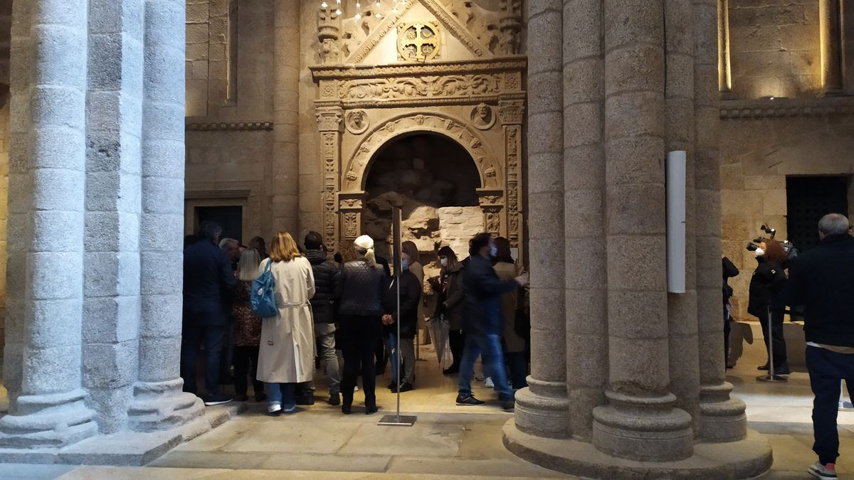 El conselleiro de Cultura y los diputados del PP organizan una visita privada en la catedral, vetada para la mayoría de ciudadanos por la dificultad para hacer reservas