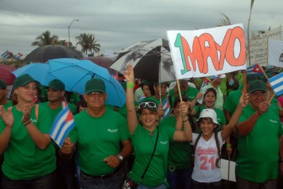 Desfile por el Primero de Mayo, Día Internacional de los Trabajadores, en la Plaza de actos de la ciudad de Cienfuegos, Cuba, el 1 de mayo, de 2015. AIN FOTO/Modesto GUTIÉRREZ CABO