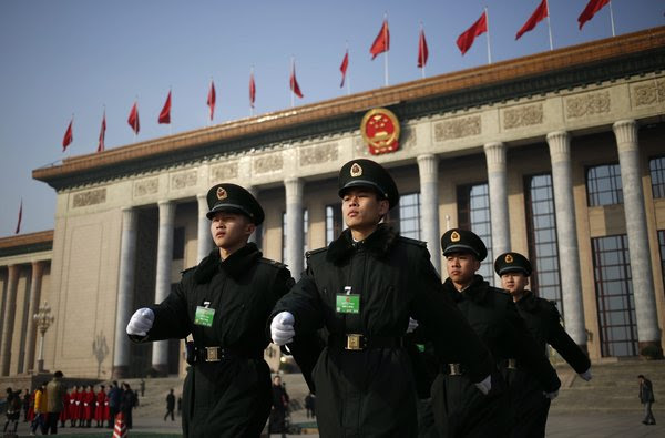 3月5日全国人大开幕前，中国军警在天安门广场上执勤。