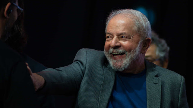 Pros retira candidatura e apoia Lula, que iguala maior coligação da história