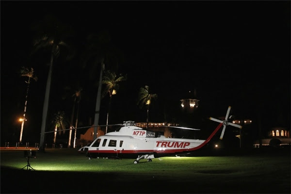 Vào khoảng 10g25, giao thông trên đường Southern Boulevard tại Mar-a-Lago bắt đầu có dấu hiệu ùn tắc nhưng tân Tổng thống đã có sẵn một chiếc trực thăng làm nhiệm vụ chuyên chở những vị khách chẳng may đến trễ giờ.