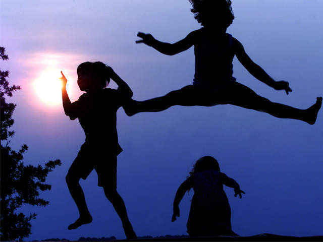 Kids jumping on trampoline 20120924223011 640 480