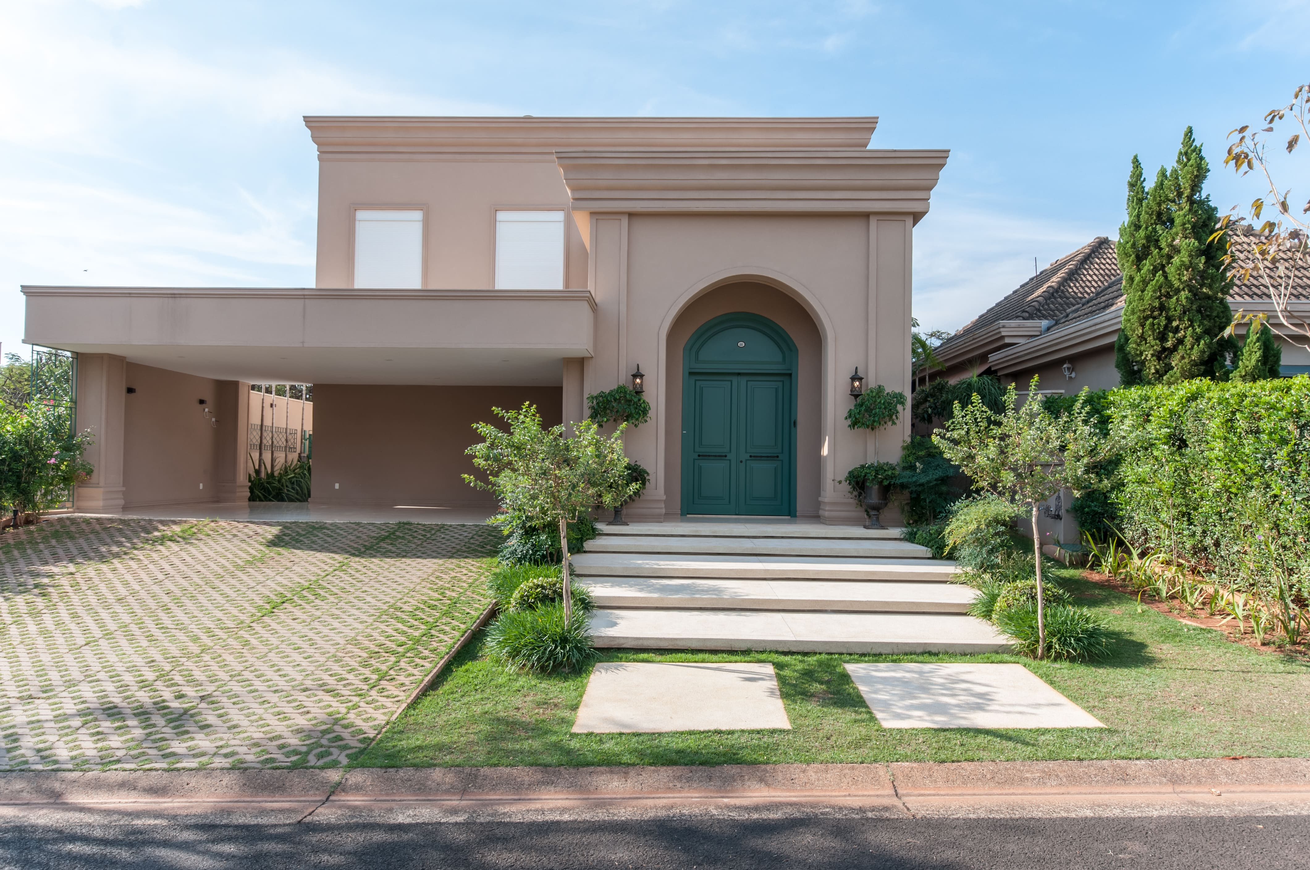 Projetada em um condomínio residencial, essa casa realizada pelas arquitetas ficou conhecida como ‘aquela maravilhosa com a porta verde’. E não dá mesmo para que ela passe desapercebida: em arco, ela exibe seus 2,55 m de largura dentro de um pé-direito de 4,37 m | Projeto Paiva e Passarini Arquitetura | Foto: Xavier Neto