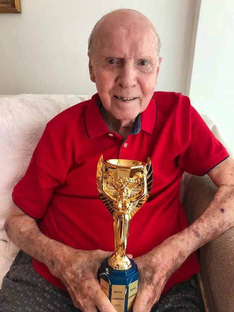 CBF/Arquivo Pessoal/Direitos reservados Zagallo recebe uma réplica da taça Jules Rimet, nos 50 anos do Tricampeonato Mundial