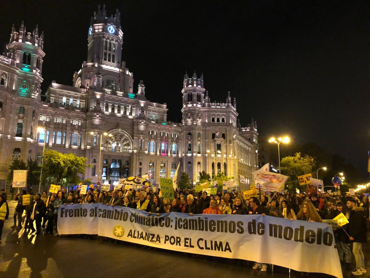 Miles de personas se
movilizan en 16 ciudades por
la justicia climática