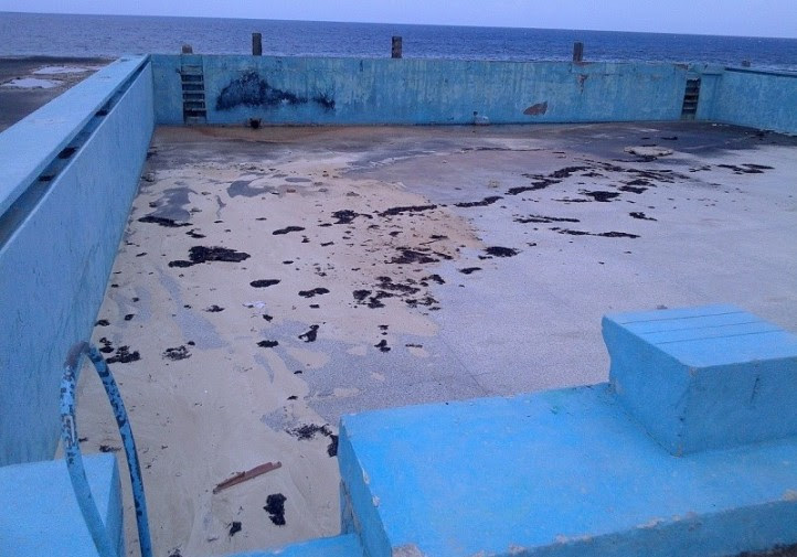 Una de las piscinas abandonadas (foto del autor)