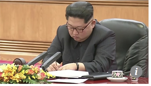 Ông Kim Jong-un chăm chú ghi chép khi hội đàm cùng ông Tập Cận Bình tại Trung Quốc (Ảnh: SCMP)
