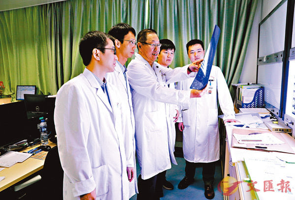 ■張力教授(左三)團隊進行病例分析。中山大學腫瘤防治中心供圖