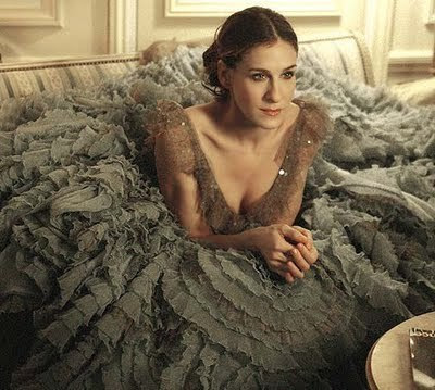 Carrie Bradshaw con vestido de Versace