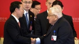 Ông Henry Kissinger bắt tay với Phó Thủ tướng Trung Quốc Trương Cao Lệ tại Diễn đàn Phát triển Trung Quốc ở Bắc Kinh hồi tháng Ba năm ngoái.