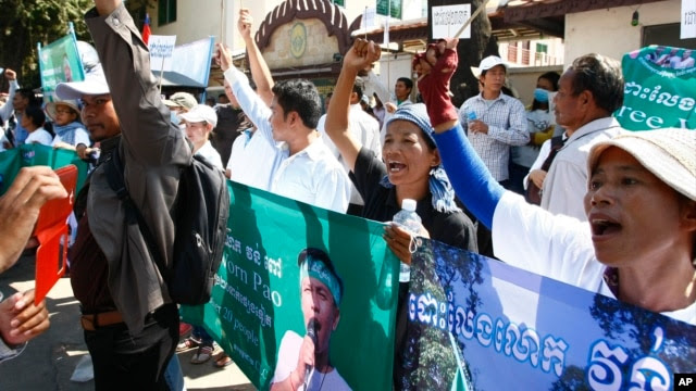 Protesters raise clenched fists with banners printed with detained activist Vorn Pao in front of the Appeals Court during a rally in Phnom Penh, file photo.