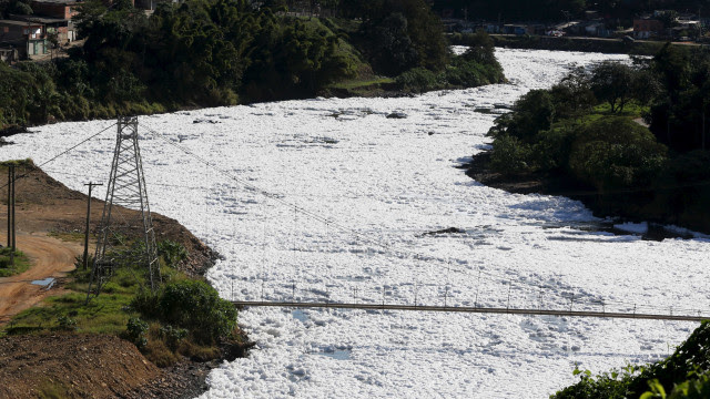 Rio Tietê fica coberto de espuma branca e tóxica em Salto (SP)