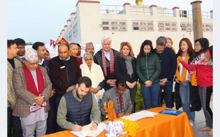 The mayors of Cáceres and Lumbini sign a memorandum of understanding twinning the two towns. From khabarhub.com