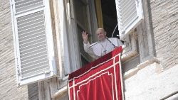 Domenica Papa Francesco tornerà ad affacciarsi dalla finestra del suo studio nel Palazzo Apostolico