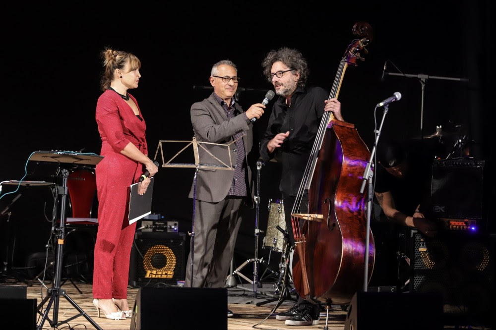 Ferruccio Spinetti, direttore artistico, con i presentatori Carlotta Scarlatto e Ottavio Nieddu nell'edizione 2018