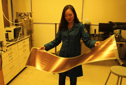 Pin năng lượng mặt trời làm từ chất nhựa dẫn điện Nghiên cứu trong phòng thí nghiệm của Giáo sư .